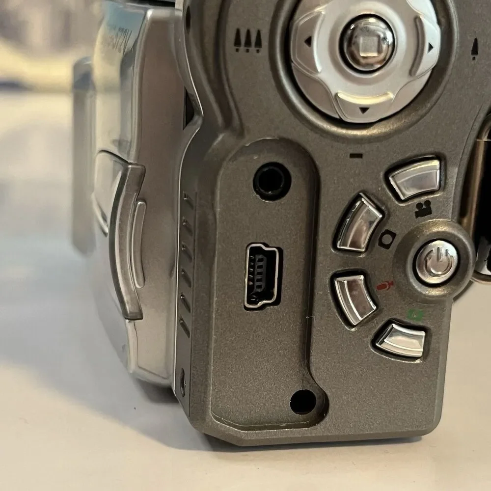 DXG 572V Digital Camcorder/5.0 Megapixel  4x Digital Zoom Open Box